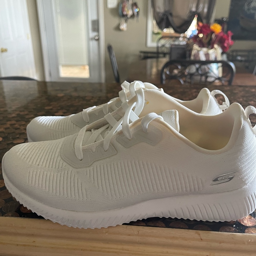 New with tag sketchers women’s tennis shoes with memory foam size 8.5